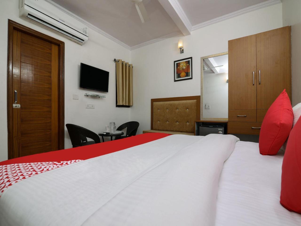 Hotel Wall Street New Delhi Exterior photo